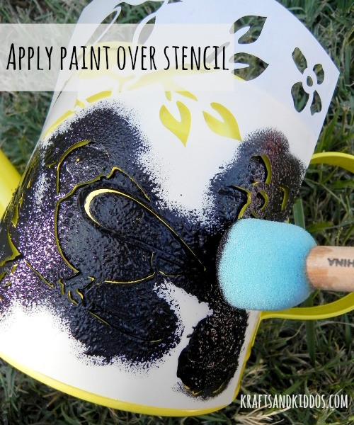 how-to-stencil-watering-cans